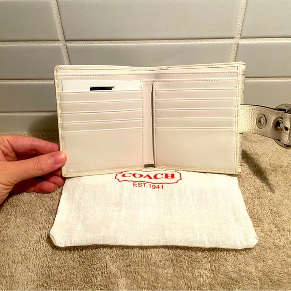 😊Sold Locally😊 Coach Signature Canvas Bi-Fold Wallet - Picture 3 of 4